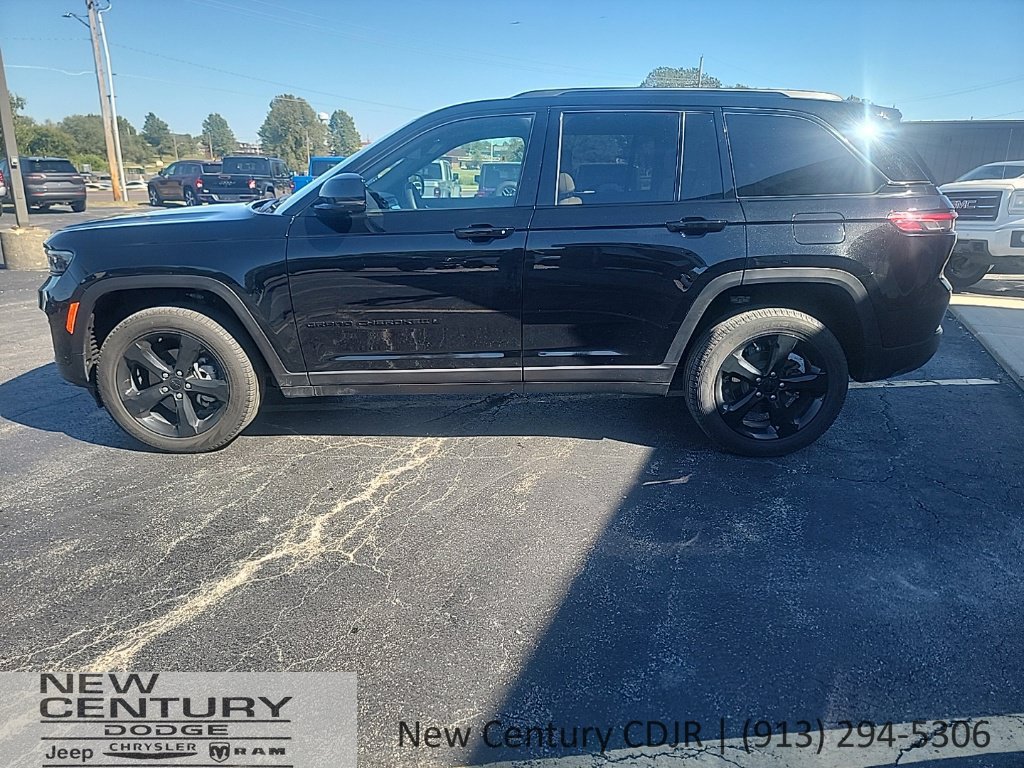 Used 2025 Jeep Grand Cherokee Limited w/ Luxury Tech Group II AWD/4WD image 2