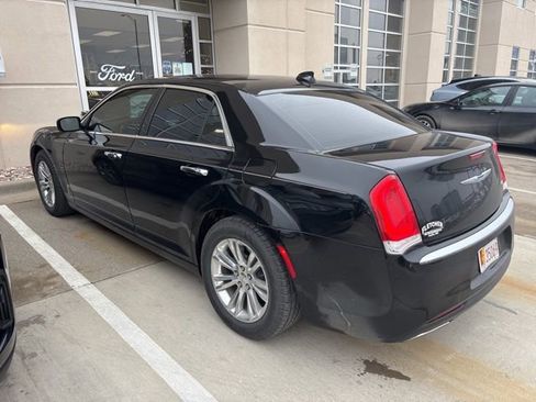 Used 2017 Chrysler 300 C image 21