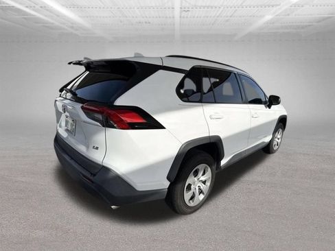 Used 2020 Toyota RAV4 LE FWD image 4