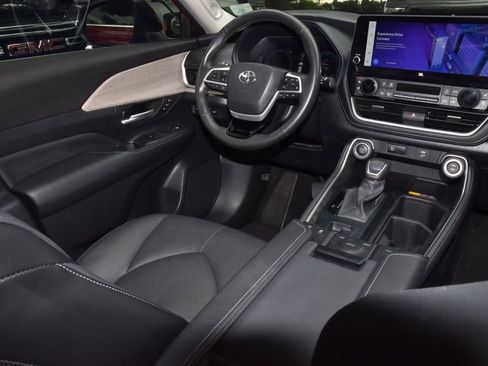 Used 2024 Toyota Grand Highlander FWD image 16