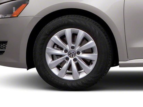 Used 2013 Volkswagen Passat TDI SE image 11