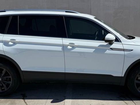 Certified 2024 Volkswagen Tiguan SE w/ Panoramic Sunroof Package FWD image 3