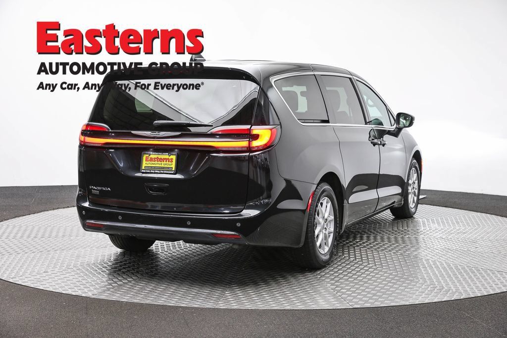 Used 2023 Chrysler Pacifica Touring-L FWD image 5