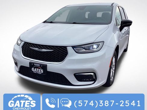 Used 2024 Chrysler Pacifica Touring-L image 5