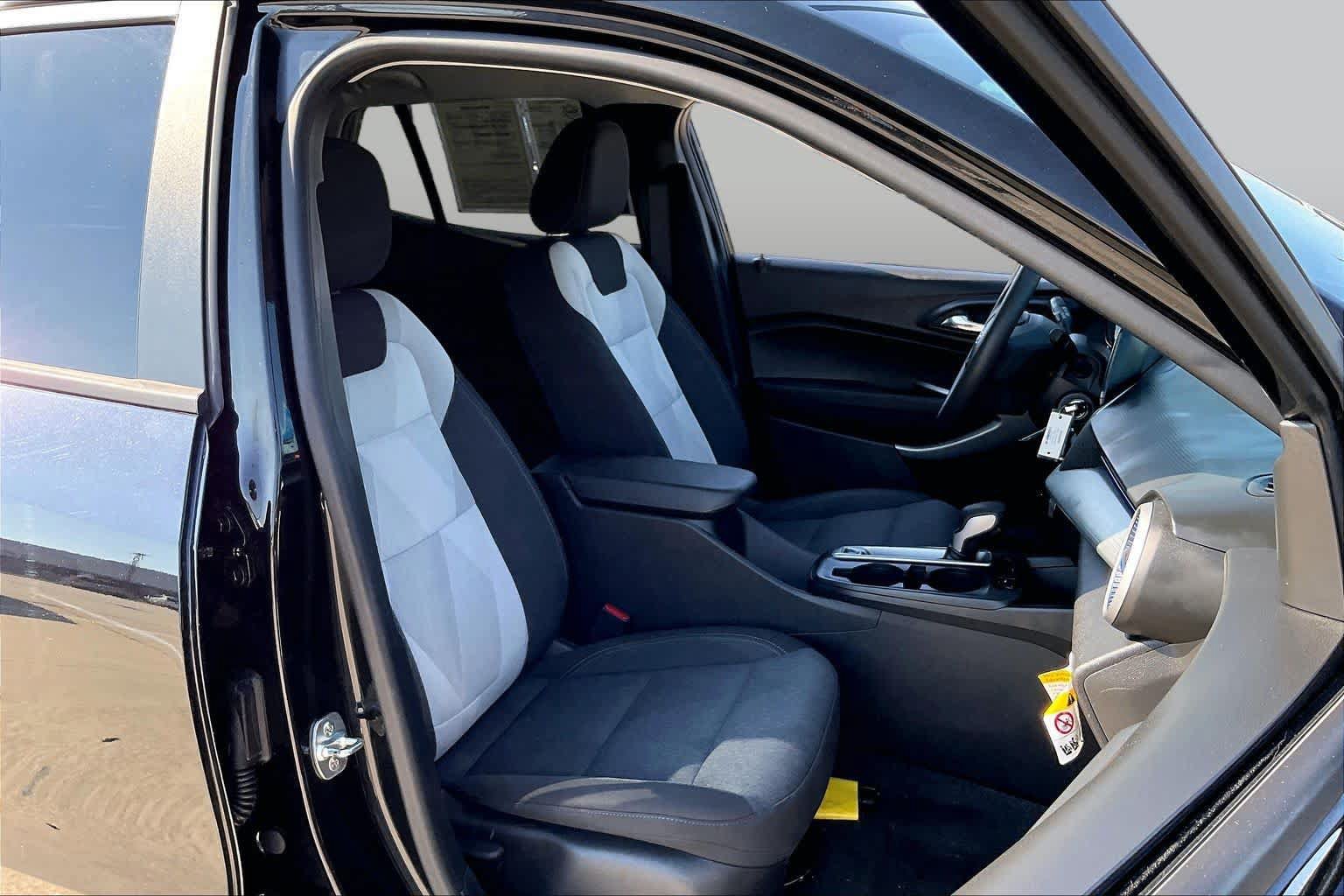 Used 2025 Chevrolet Trax LS FWD image 9