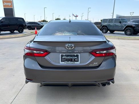 Used 2021 Toyota Camry SE FWD image 4