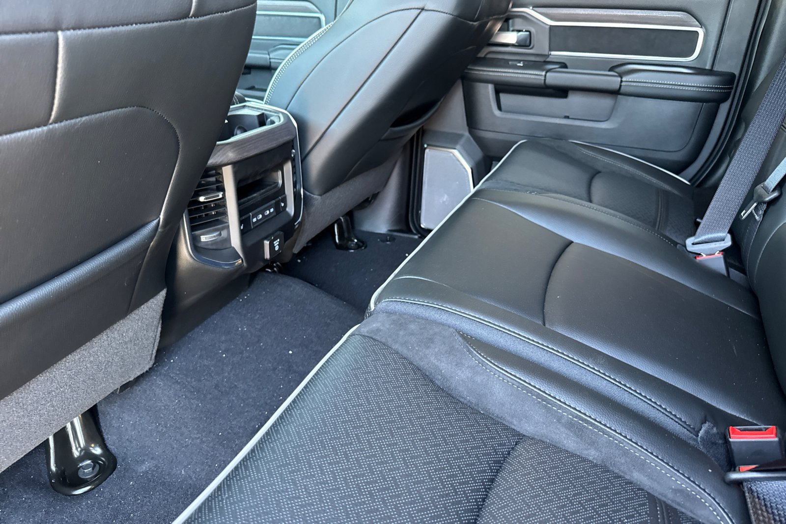 New 2026 RAM 2500 Laramie AWD/4WD image 11