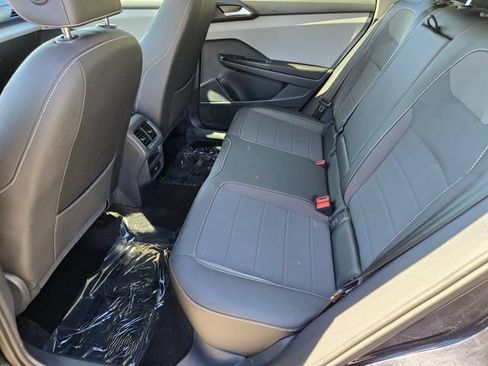 Used 2023 Volkswagen Taos SE w/ Panoramic Sunroof Package FWD image 17