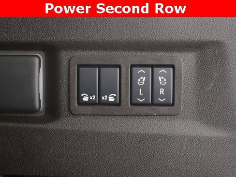 Used 2024 GMC Yukon SLT w/ SLT Luxury Package image 33