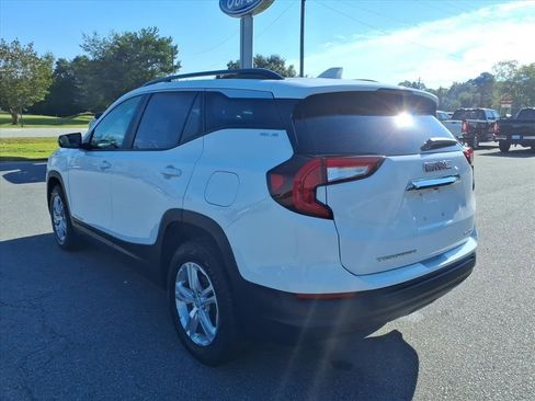 Used 2023 GMC Terrain SLE w/ Driver Convenience Package image 4