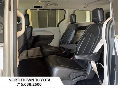 Used 2024 Chrysler Pacifica Touring-L FWD image 12