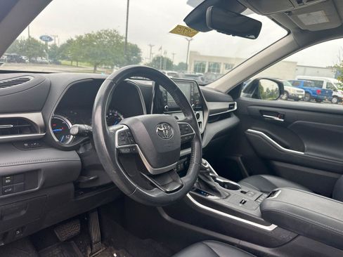 Used 2022 Toyota Highlander XLE AWD/4WD image 15
