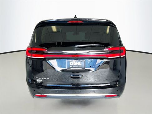 Used 2024 Chrysler Pacifica Touring-L image 12