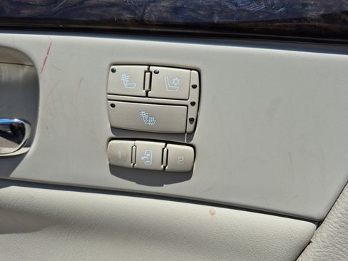 Used 2011 Cadillac DTS Luxury FWD image 31