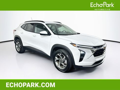 Used 2025 Chevrolet Trax LT w/ LT Convenience Package FWD image 1