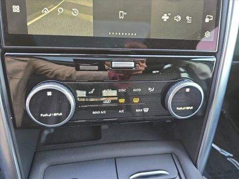 Used 2022 Land Rover Discovery S image 22