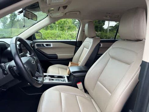 Used 2020 Ford Explorer XLT w/ Equipment Group 202A AWD/4WD image 21