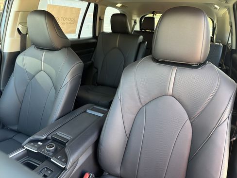 New 2026 Toyota Grand Highlander Platinum AWD/4WD image 23