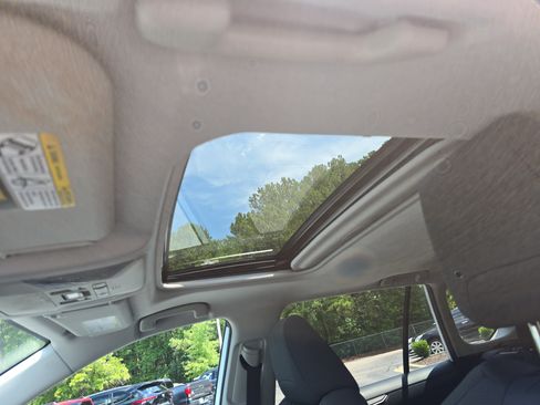 Used 2021 Toyota RAV4 XLE w/ Convenience Package FWD image 30