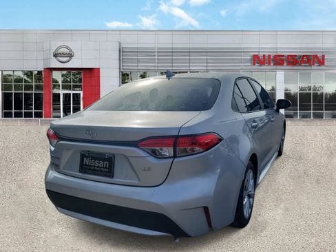 Used 2021 Toyota Corolla LE image 3