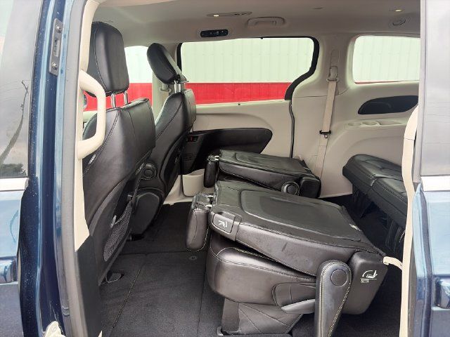 Used 2024 Chrysler Pacifica Touring-L FWD image 41
