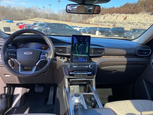 Used 2020 Ford Explorer Platinum w/ Premium Technology Package image 13