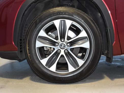 Used 2023 Toyota Highlander XLE AWD/4WD image 23
