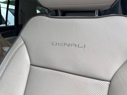 Used 2024 GMC Yukon XL Denali RWD image 12