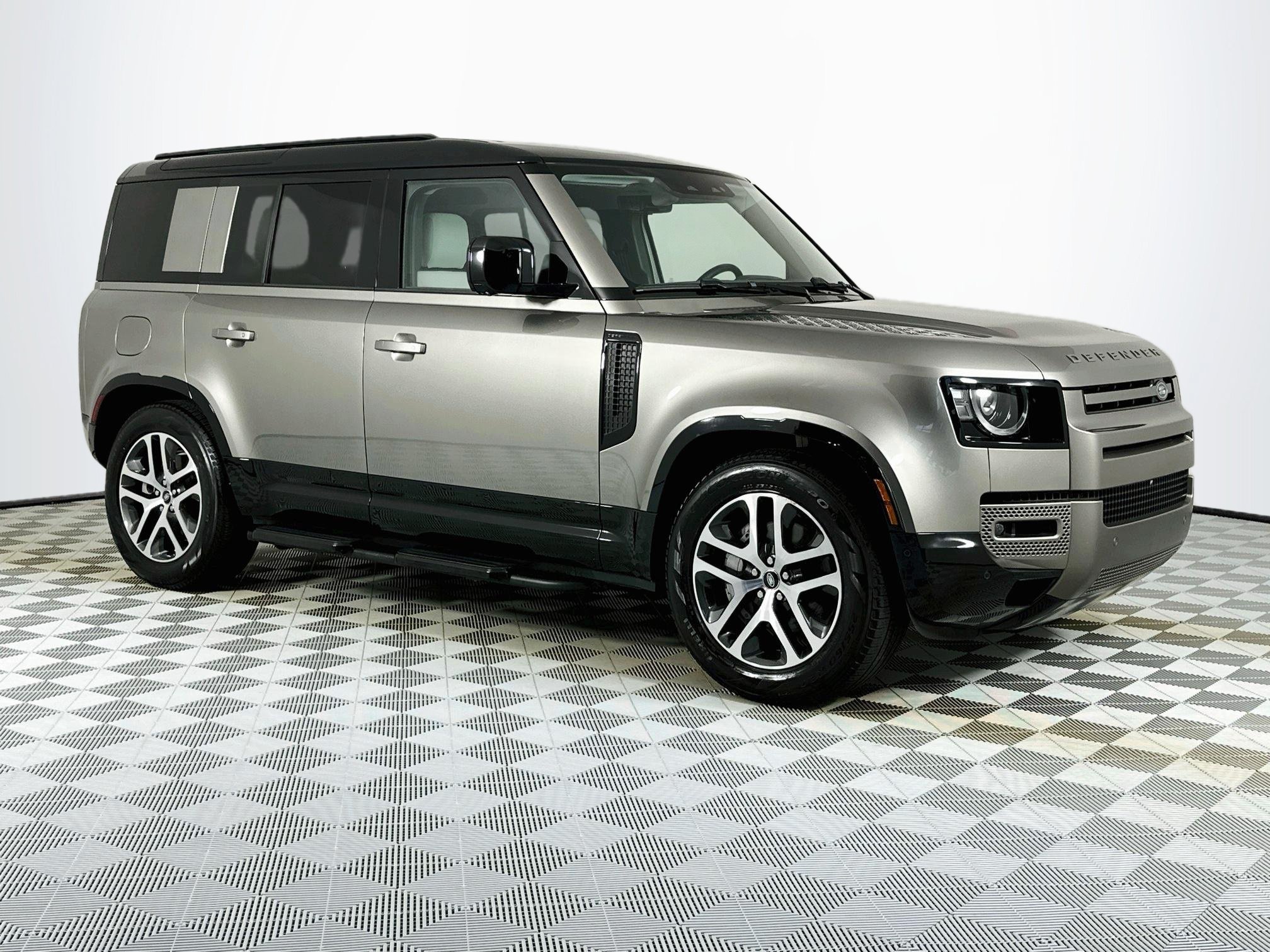 Used 2025 Land Rover Defender 110 X-Dynamic SE AWD/4WD image 3