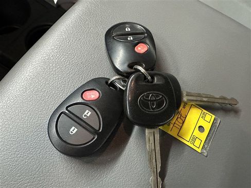 Used 2011 Toyota Tundra Limited w/ Memory Pkg AWD/4WD image 18
