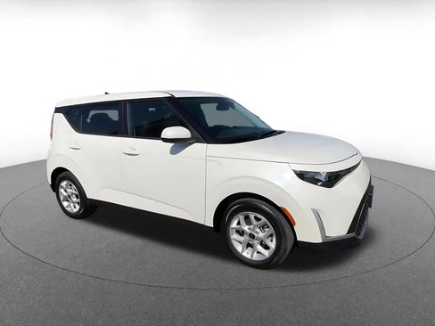 Used 2025 Kia Soul LX w/ LX Technology Package FWD image 2