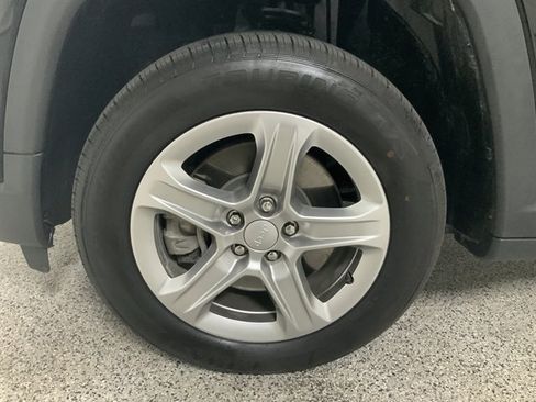 Used 2023 Jeep Compass Latitude image 10