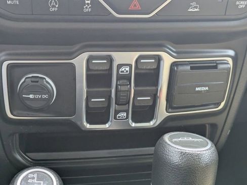 Used 2021 Jeep Gladiator Sport AWD/4WD image 23