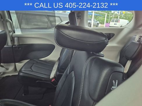 Used 2023 Chrysler Pacifica Touring-L image 23