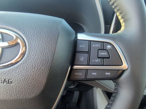 Used 2026 Toyota Highlander Limited image 15