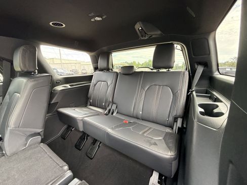 Used 2024 Ford Expedition Platinum image 30