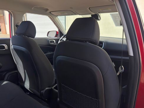 Used 2020 Hyundai Venue SE FWD image 28