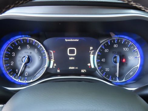 Used 2023 Chrysler Pacifica Touring-L image 21