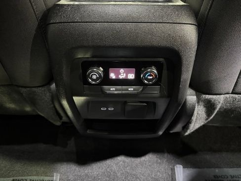 Used 2024 Chevrolet Traverse LT image 16