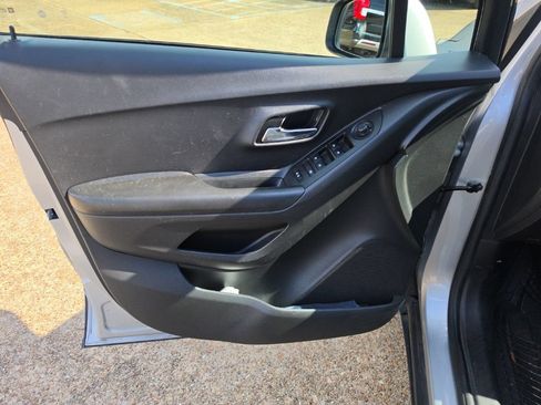 Used 2021 Chevrolet Trax LT FWD image 16