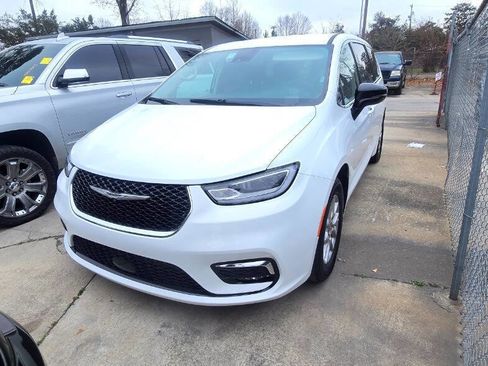 Used 2024 Chrysler Pacifica Touring-L image 1