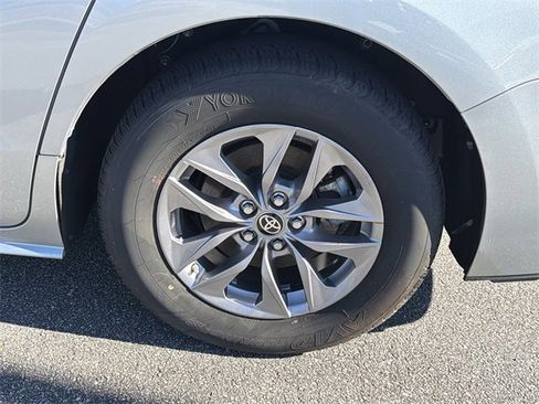 Used 2021 Toyota Sienna XLE image 17