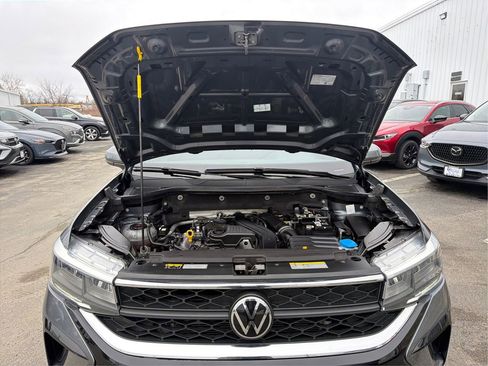 Certified 2023 Volkswagen Taos SE w/ Panoramic Sunroof Package image 11