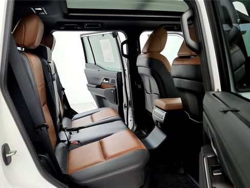 Used 2024 Lexus GX 550 w/ Accessory Package (2T) AWD/4WD image 18