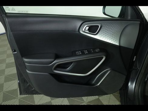 Used 2025 Kia Soul LX w/ LX Technology Package FWD image 20
