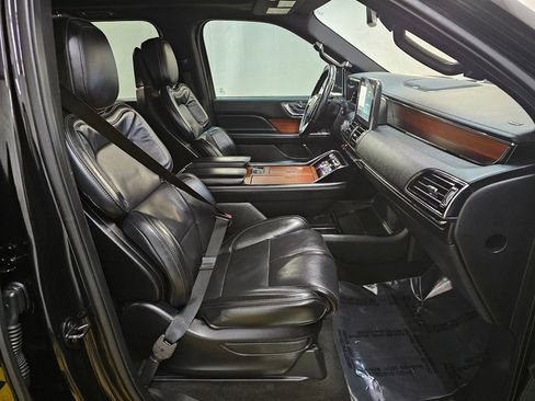 Used 2019 Lincoln Navigator Reserve image 11