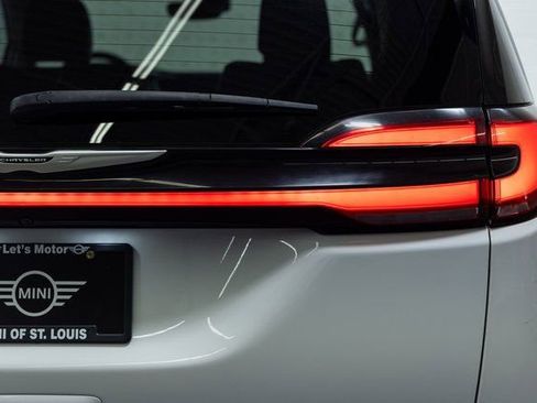 Used 2024 Chrysler Pacifica Touring-L image 8