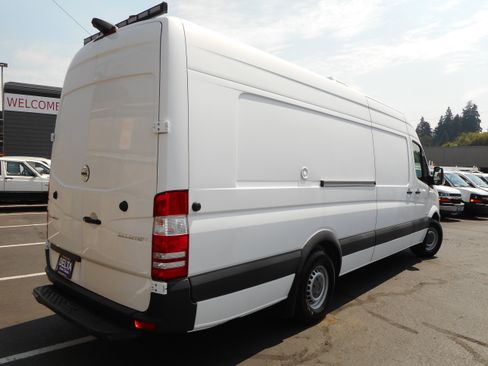 Used 2014 Freightliner Sprinter 2500 RWD image 8