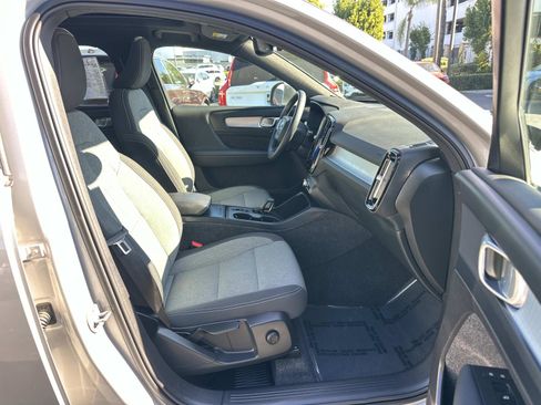 Certified 2025 Volvo XC40 B5 Core image 25