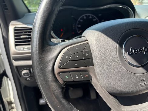 Used 2020 Jeep Grand Cherokee Laredo RWD image 23